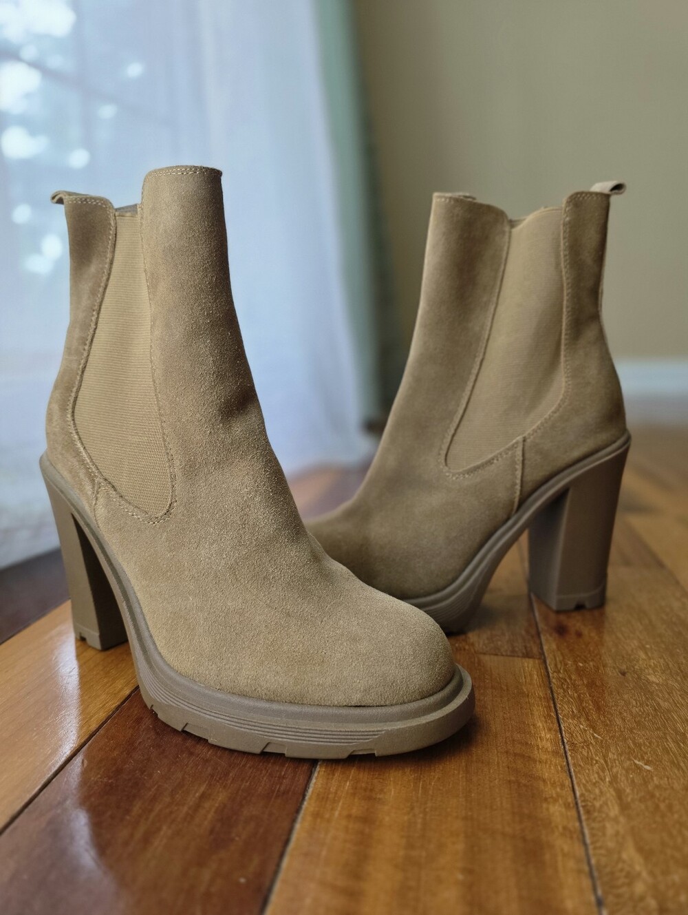 Nine West Suede Chelsea Boots 8 Taupe Chunky Block Heel Lug Sole Ankle Boot